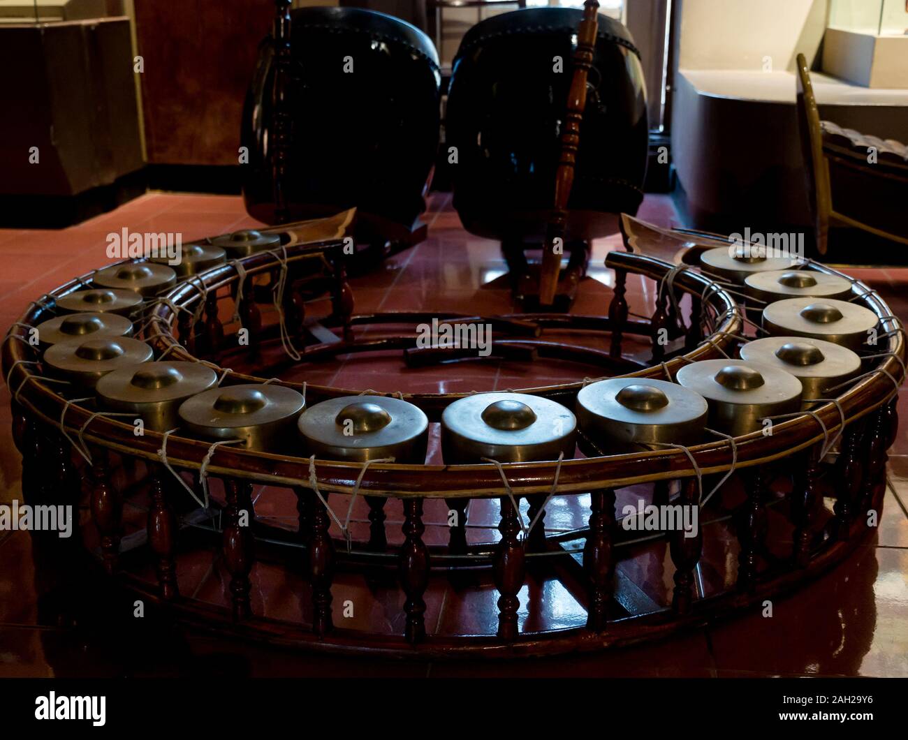 La mostra dei set di gong usato in Khmer cinque toni orchestra, Thai Nguyen museo di etnologia, nel Vietnam del Nord, Asia Foto Stock