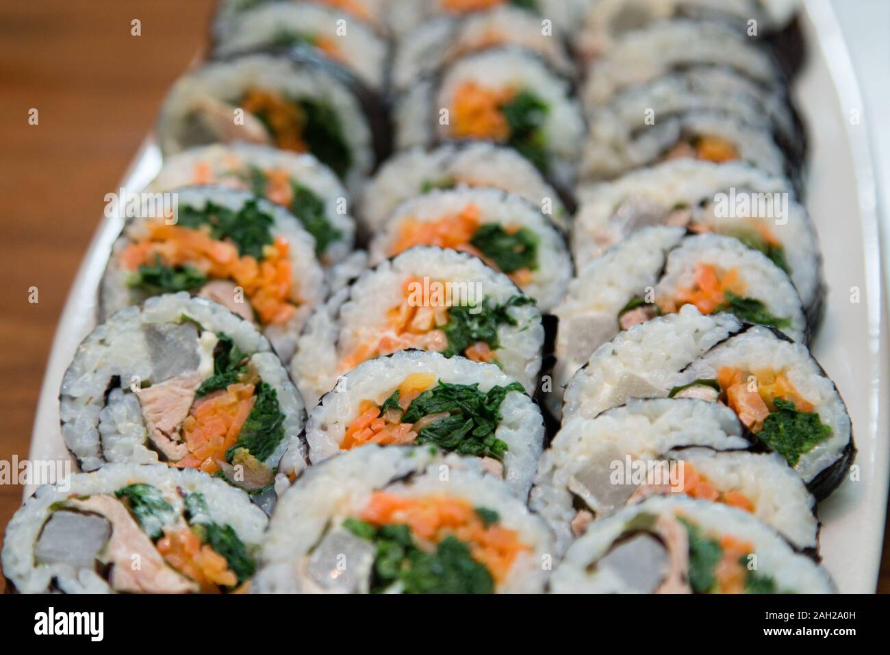 Questo è il cibo Coreano tradizionale rotolo di riso, realizzato mediante laminazione carta fatta da alghe secche sul riso. Foto Stock