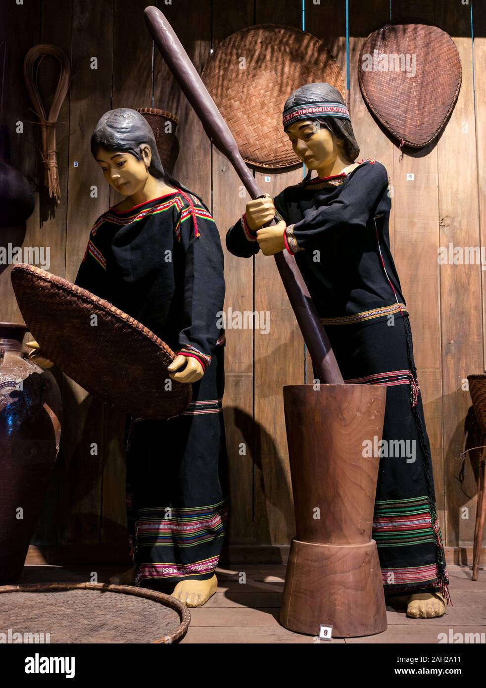 Mostrare la ricreazione di spulatura di riso di tribali di Da Lak provincia di Thai Nguyen museo di etnologia, nel Vietnam del Nord, Asia Foto Stock
