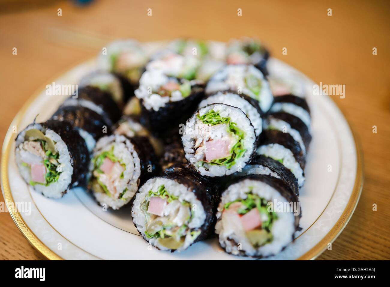 Questo è il cibo Coreano tradizionale rotolo di riso, realizzato mediante laminazione carta fatta da alghe secche sul riso. Foto Stock