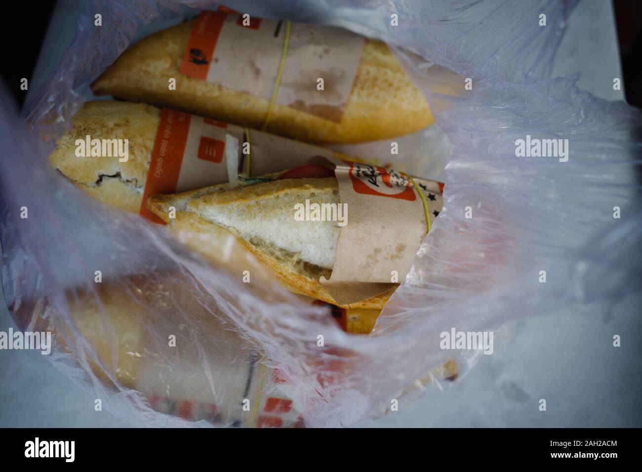 Il saigon baguette sono confezionati in plastica. Foto Stock