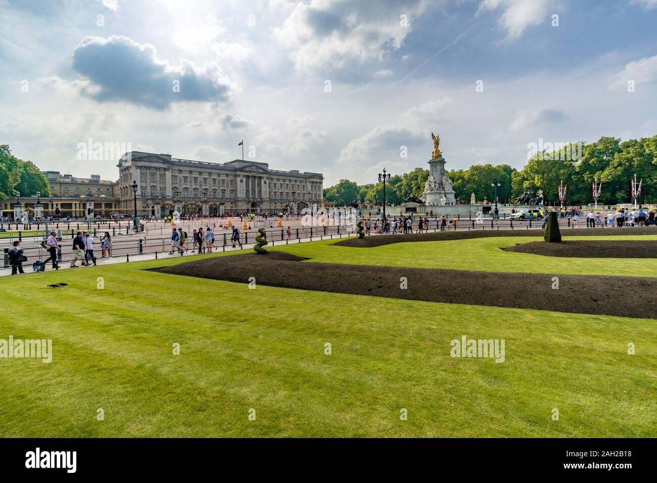 Buckingham Palace di Londra. La residenza ufficiale della Regina Elisabetta II con bandiera a significare il monarca in residence, England, Regno Unito, GB Foto Stock