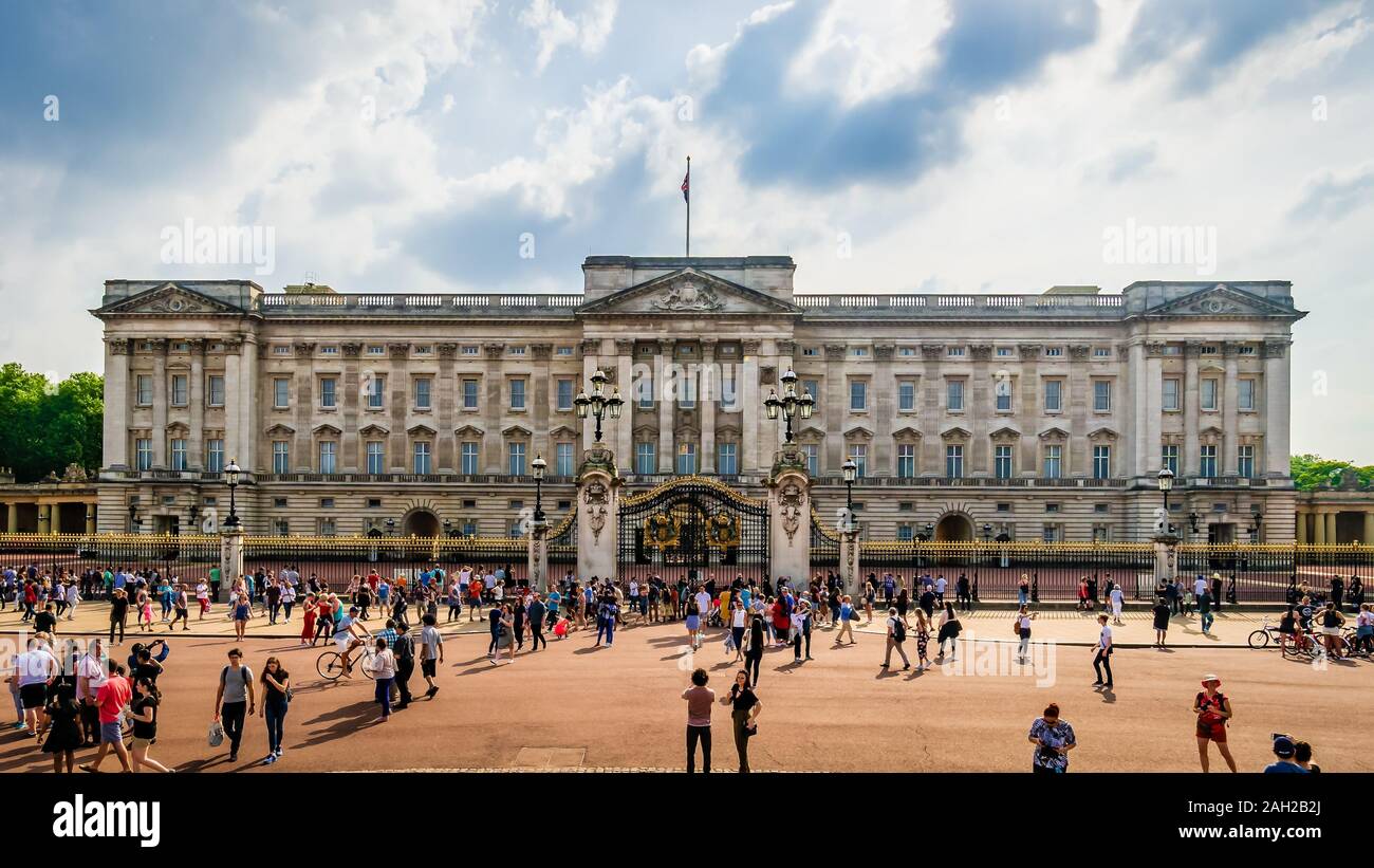 Buckingham Palace di Londra. La residenza ufficiale della Regina Elisabetta II con bandiera a significare il monarca in residence, England, Regno Unito, GB Foto Stock