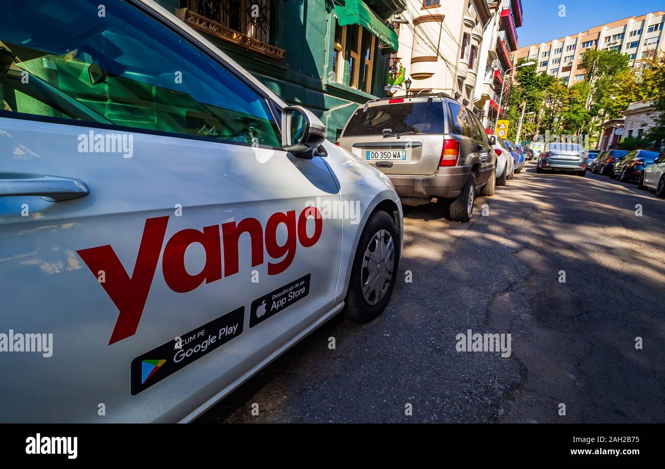 Bucarest, Romania - 09 Settembre 2019: un'auto con il logo Yango della multinazionale Yandex.Taxi BV appartenenti alla federazione multinazionale Foto Stock