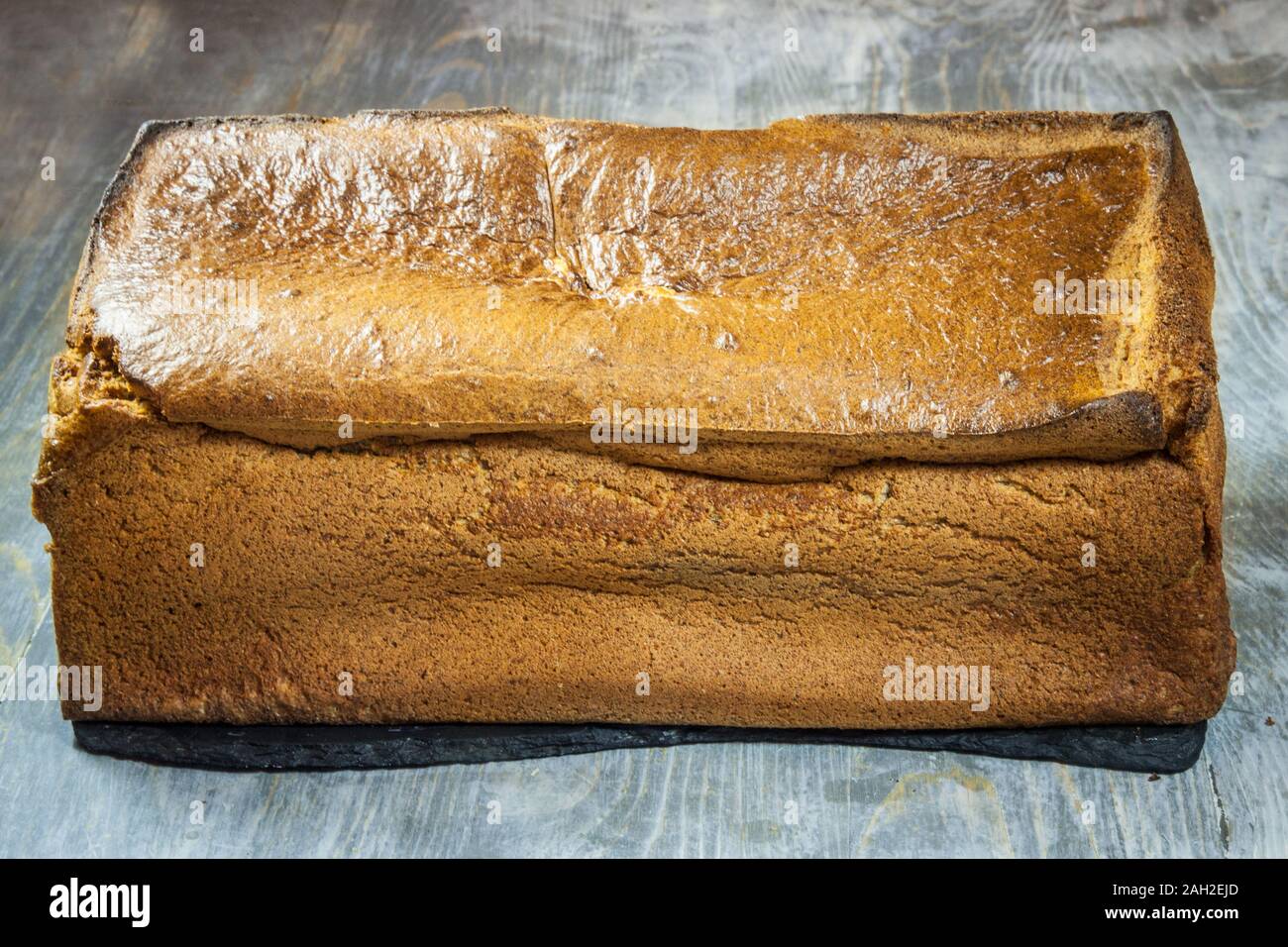 Filone di un francese senza glutine carico di pane, visto da sopra. È stato concepito come alternativa per le persone con problemi sanitari, soprattutto le persone che sono Foto Stock