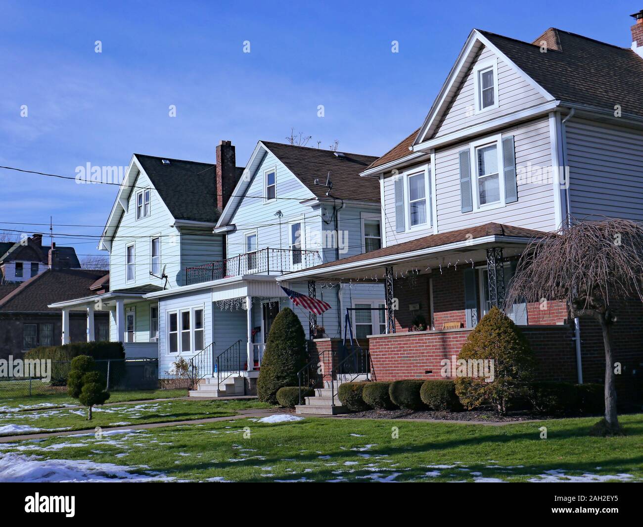 Strada di vecchi American case unifamiliari con timpani e portici Foto Stock