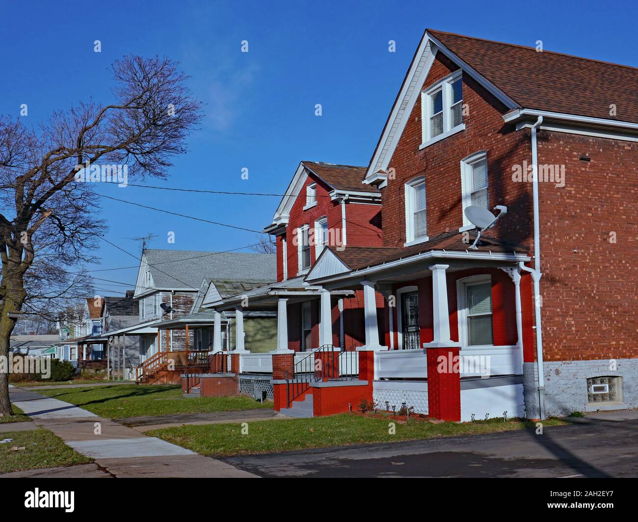 Strada di vecchie case unifamiliari con timpani e portici Foto Stock