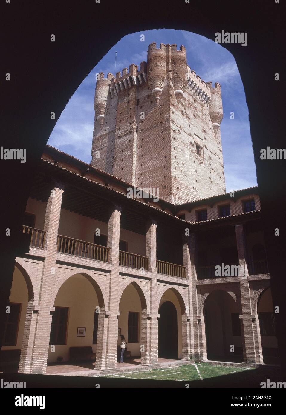 Interni - Patio de armas Y TORRE DEL HOMENAJE - CASTILLO RECONSTRUIDO POR JUAN II EN EL SIGLO XV. Posizione: CASTILLO DE LA MOTA. MEDINA DEL CAMPO. Spagna. Foto Stock