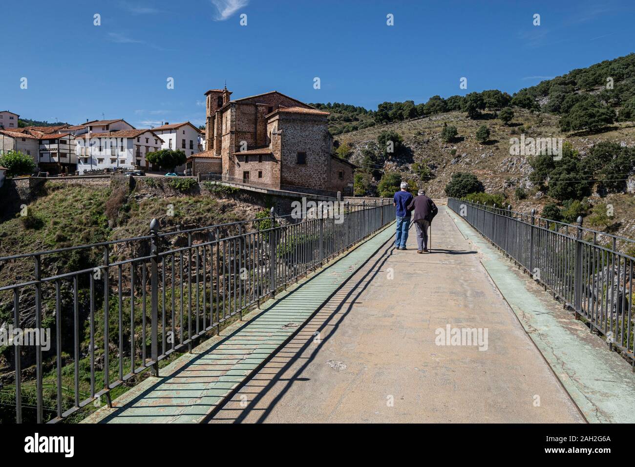 Puente de Hormigón sobre el río Albercos, construido en 1923, Ortigosa de Cameros, La Rioja, Spagna. Foto Stock