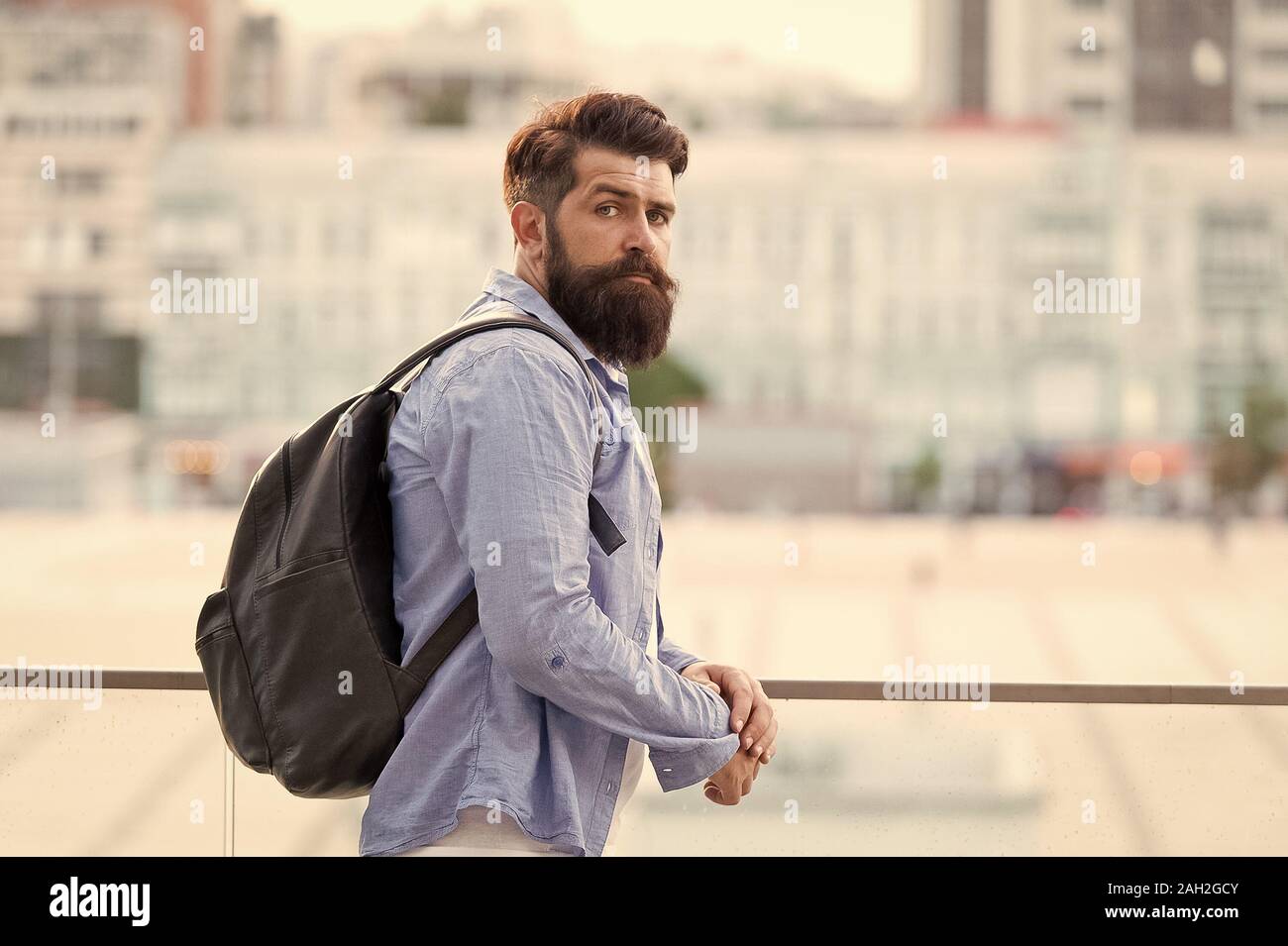 Zaino per il viaggio e la vita della città. Hipster indossando uno zaino in  stile casual su urban outdoor. Uomo Barbuto in viaggio con uno zaino sulla  vacanza di estate. Tenuto nello