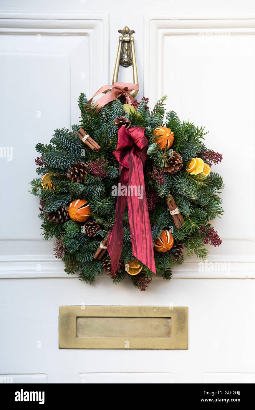 Ghirlanda di Natale su una porta bianca. A Chelsea, Londra, Inghilterra Foto Stock