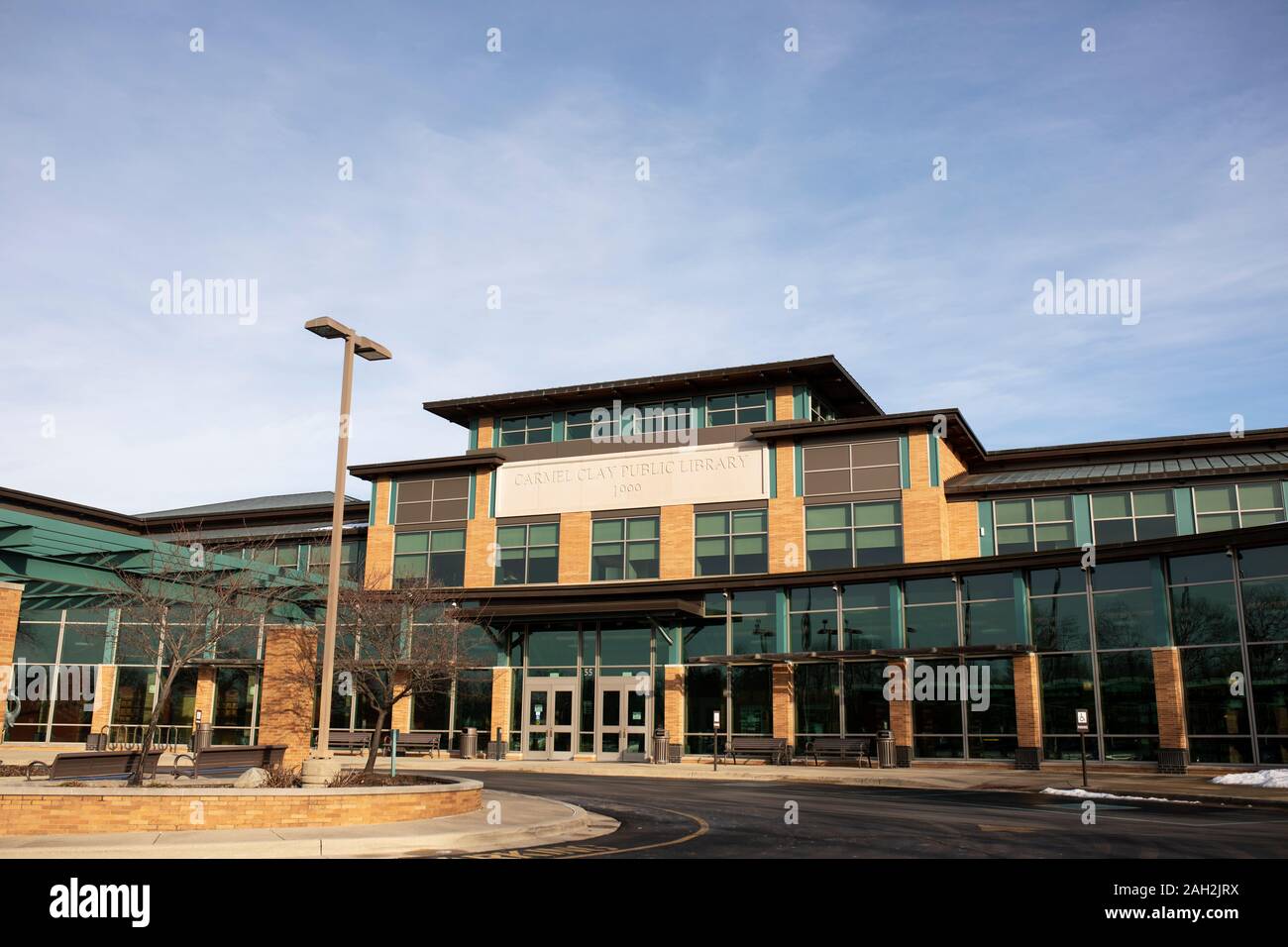 L'ingresso frontale della Carmel Clay Public Library sulla 4th Avenue a Carmel, Indiana, Stati Uniti. Foto Stock