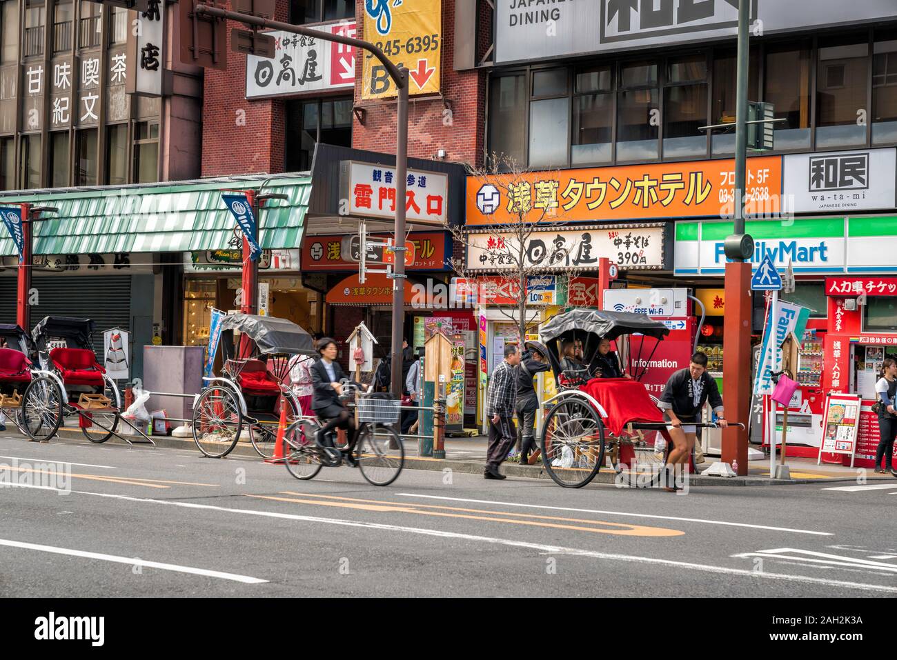 TOKYO - Aprile 12, 2017 : Man powered rickshaw in occupato il quartiere di Asakusa . Distretto con un atmosfera della vecchia Tokyo Foto Stock