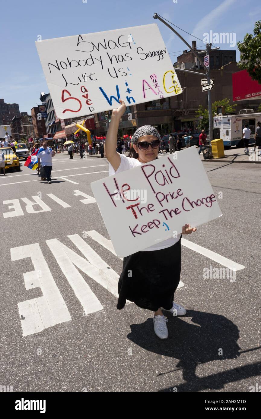 I partecipanti nei bambini parata evangelica in East Harlem in NYC. Foto Stock