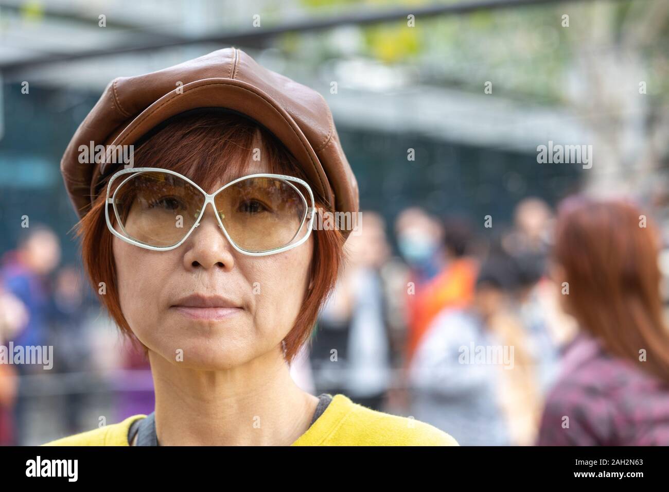 Ritratti di matura donna Taiwanese di etnia cinese in città alla moda indossando un picco Cappello in cuoio. Foto Stock