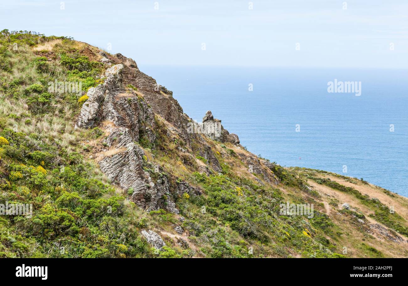 Un colle roccioso sopra l'oceano Pacifico in Marin Headlands, California, Stati Uniti d'America. Foto Stock