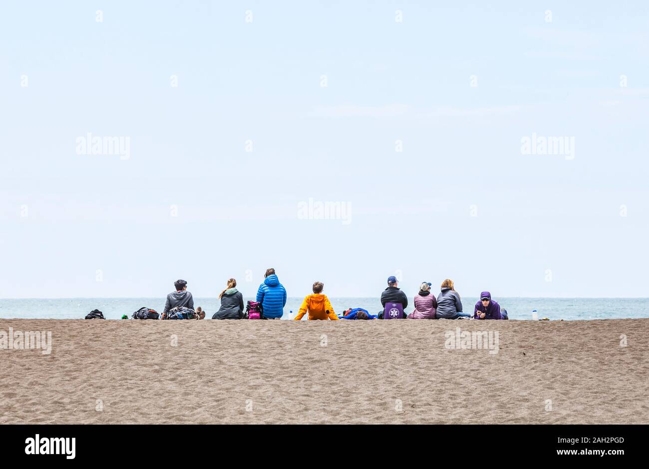 Un gruppo di persone sedute su Rodeo Beach in Marin Headlands, Golden Gate National Recreation Area, California, Stati Uniti d'America. Foto Stock