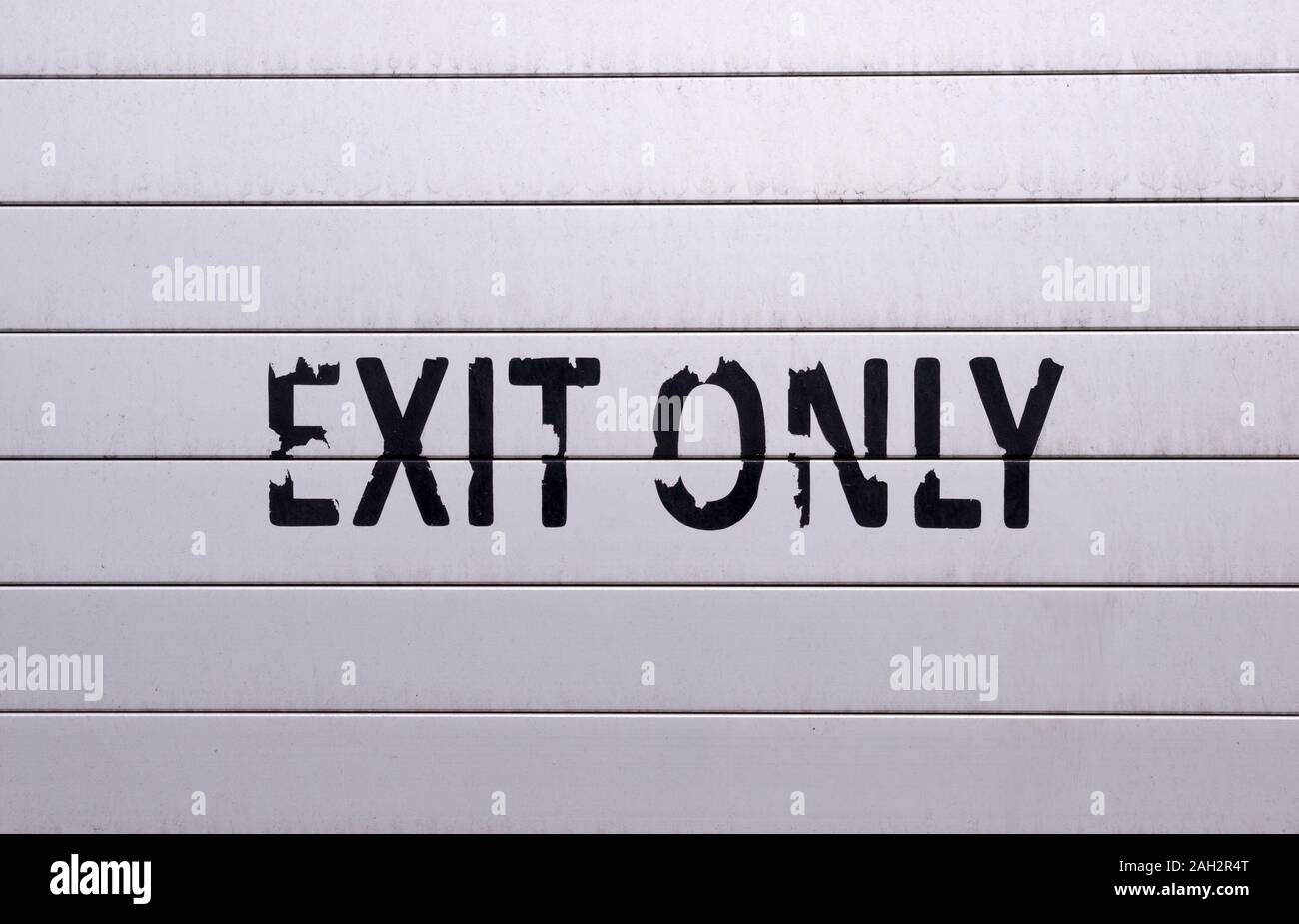 Uscire solo segno della porta su un rullo porta cercando squallido e addolorato Foto Stock