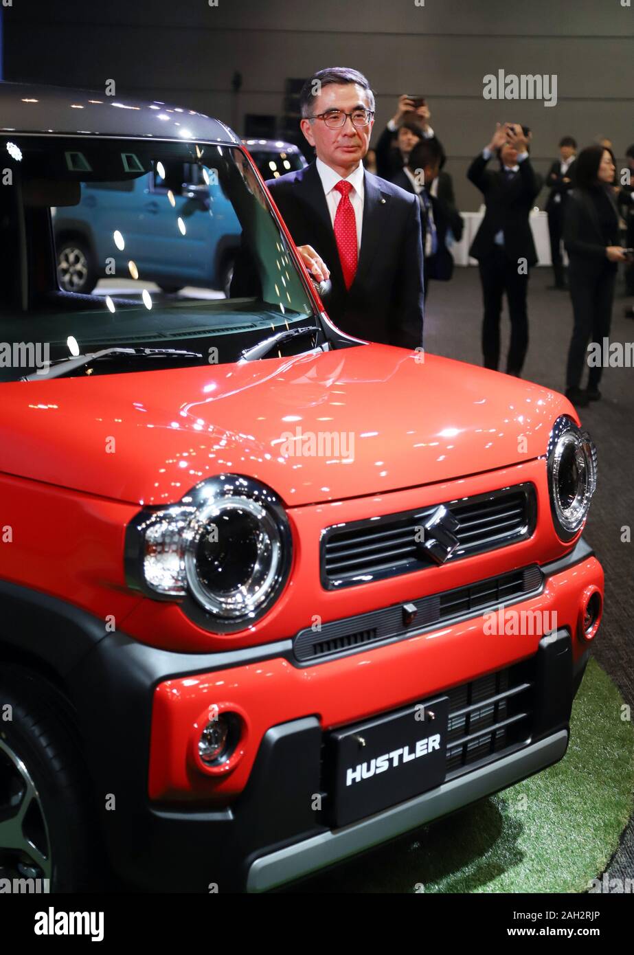 Tokyo, Giappone. 24 dicembre, 2019. Il Giappone del Suzuki Motor presidente Toshihiro Suzuki introduce la società del nuovo mini crossover veicolo 'Hustler' equipaggiato con un 660cc normale o motore turbo sul suo corpo del carro a Tokyo il Martedì, Dicembre 24, 2019. Il nuovo Hustler con varie funzioni di sicurezza sarà in vendita il 20 gennaio. Credito: Yoshio Tsunoda/AFLO/Alamy Live News Foto Stock