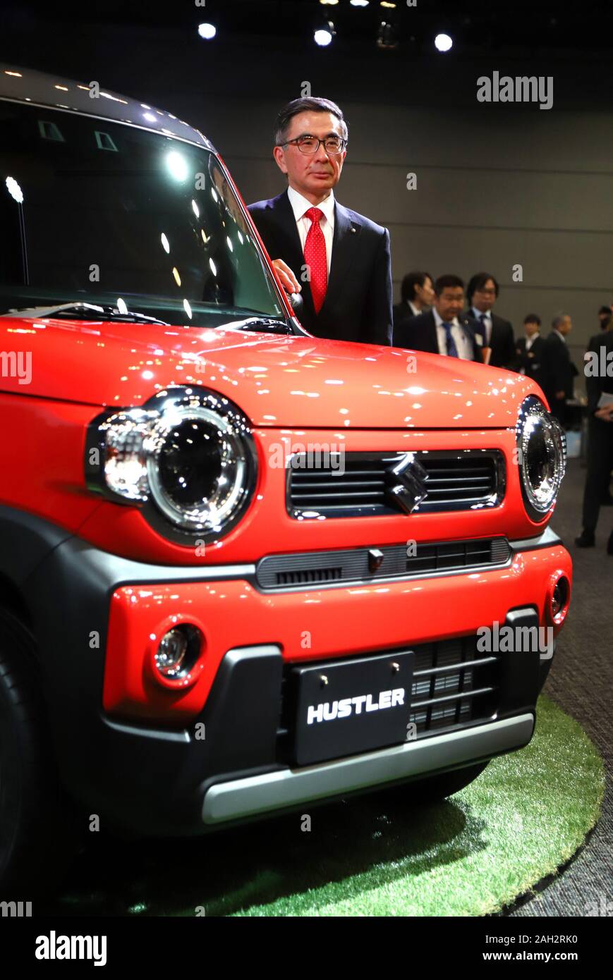 Tokyo, Giappone. 24 dicembre, 2019. Il Giappone del Suzuki Motor presidente Toshihiro Suzuki introduce la società del nuovo mini crossover veicolo 'Hustler' equipaggiato con un 660cc normale o motore turbo sul suo corpo del carro a Tokyo il Martedì, Dicembre 24, 2019. Il nuovo Hustler con varie funzioni di sicurezza sarà in vendita il 20 gennaio. Credito: Yoshio Tsunoda/AFLO/Alamy Live News Foto Stock