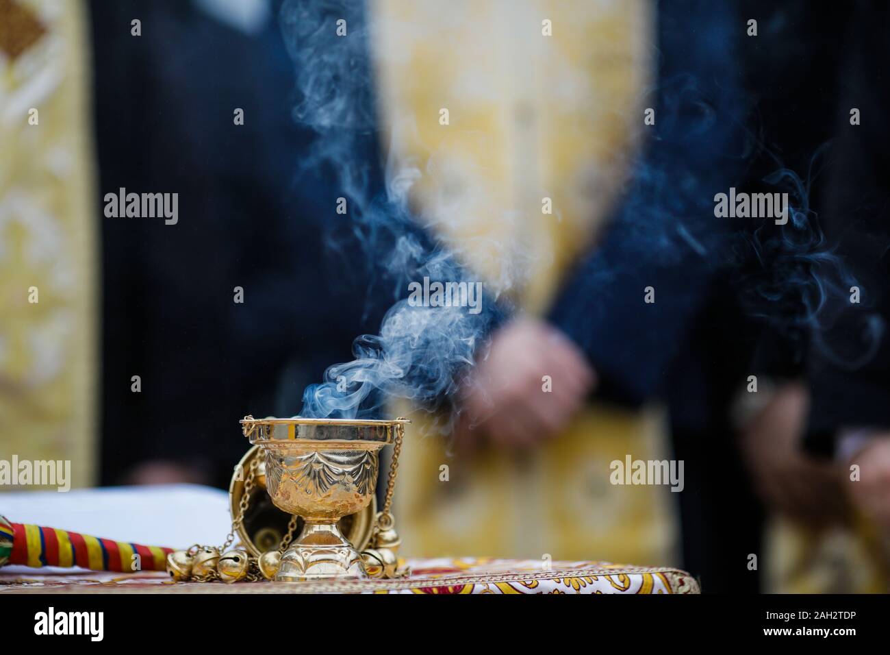 Dettagli con un oro metallizzato cristiano ortodosso incenso bruciatore, o incensiere. Foto Stock