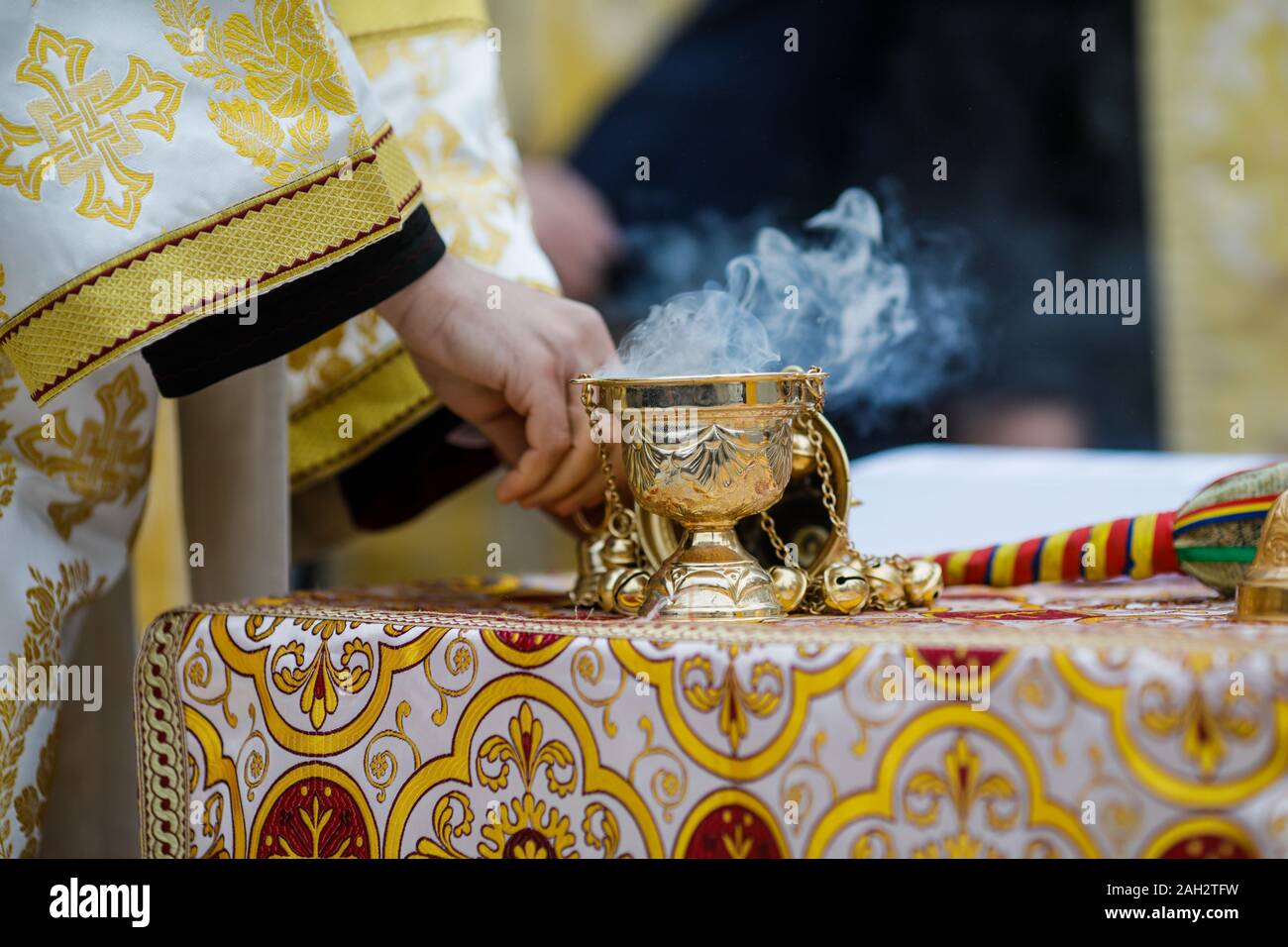 Dettagli con un oro metallizzato cristiano ortodosso incenso bruciatore, o incensiere. Foto Stock
