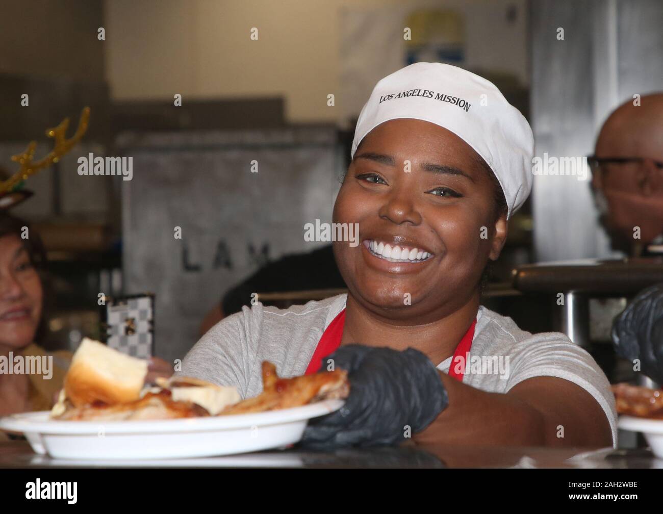 Los Angeles, Ca. 23 Dic, 2019. Shar Jackson, alla celebrazione del Natale su Skid Row presso il Los Angeles missione a Los Angeles, la California il 23 dicembre 2019. Credito: Faye Sadou/media/punzone Alamy Live News Foto Stock