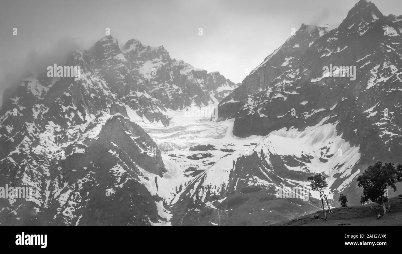 Vista panoramica di una montagna con un ghiacciaio in Sonmarg, Kashmir Foto Stock