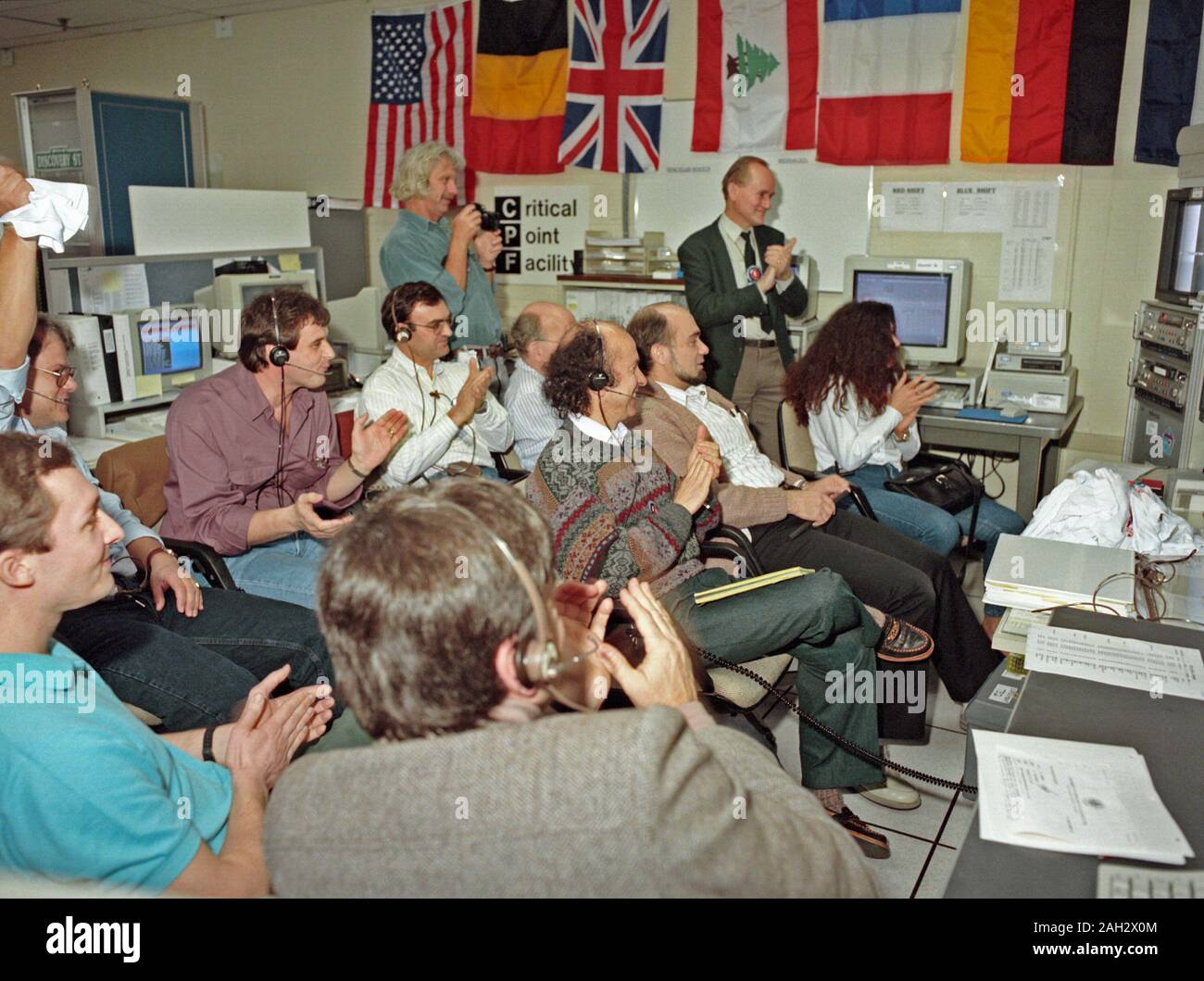 L'Huntsville Operations Support Center (HOSC) Spacelab Payload Operations Control Center (SL POCC) presso il Marshall Space Flight Center (MSFC) era l'aria/terra canale di comunicazione usato tra gli astronauti e la massa squadre di controllo durante le missioni Spacelab. In primo piano è il punto critico Facility (CPE) gruppo in SL POCC durante STS-42, IML-1 missione. Foto Stock