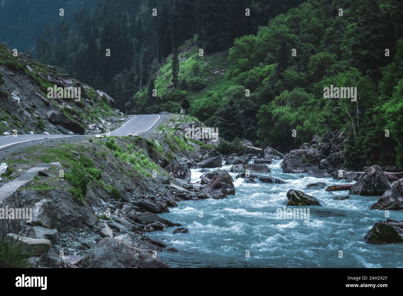 Fiume Sind sgorga lungo una strada che attraversa la valle Sonmarg nel Kashmir Foto Stock