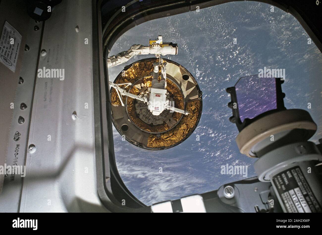 Registrata con una fotocamera da 35 mm all'interno di sforzarsi di cabina, astronauta è Pierre Thuot dopo il suo secondo tentativo non riuscito di apporre un appositamente progettato benna a gancio barra a 4,5 ton INTELSAT VI. Foto Stock