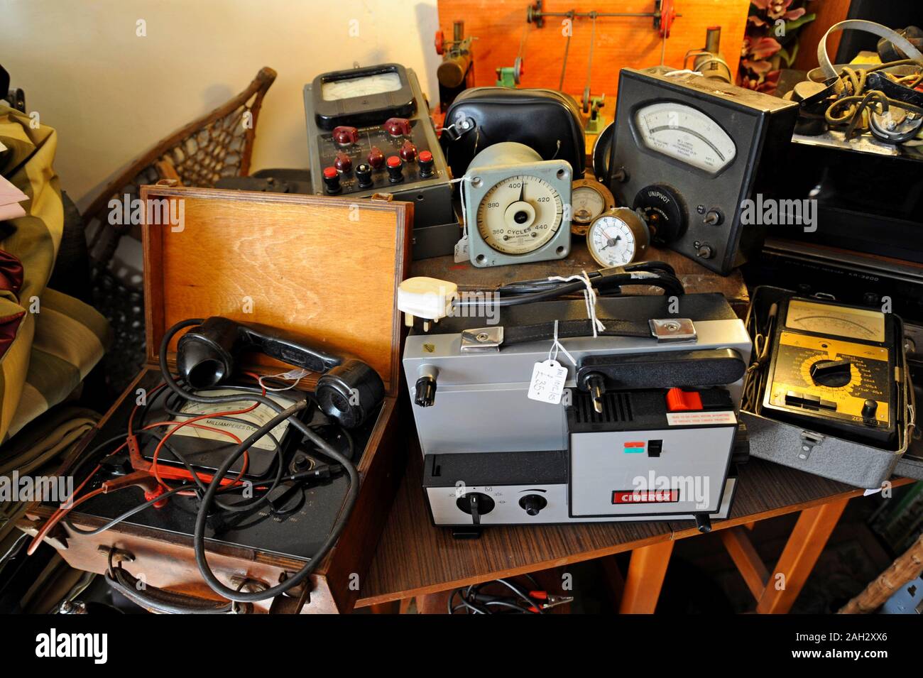 Una selezione di vintage radio, wireless e apparecchiature elettroniche in un centro di antiquariato in Leominster, Herefordshire. Foto Stock