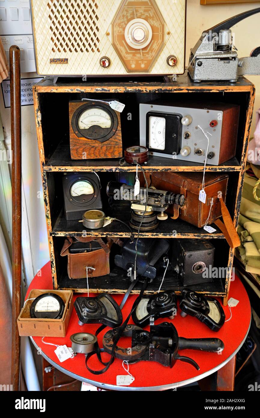 Una selezione di vintage radio, wireless e apparecchiature elettroniche in un centro di antiquariato in Leominster, Herefordshire. Foto Stock