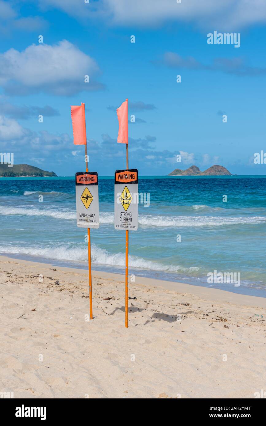 L'uomo-o-guerra e forte corrente cartelli di avvertimento sulla spiaggia Waimanalo su Oahu, Hawaii Foto Stock