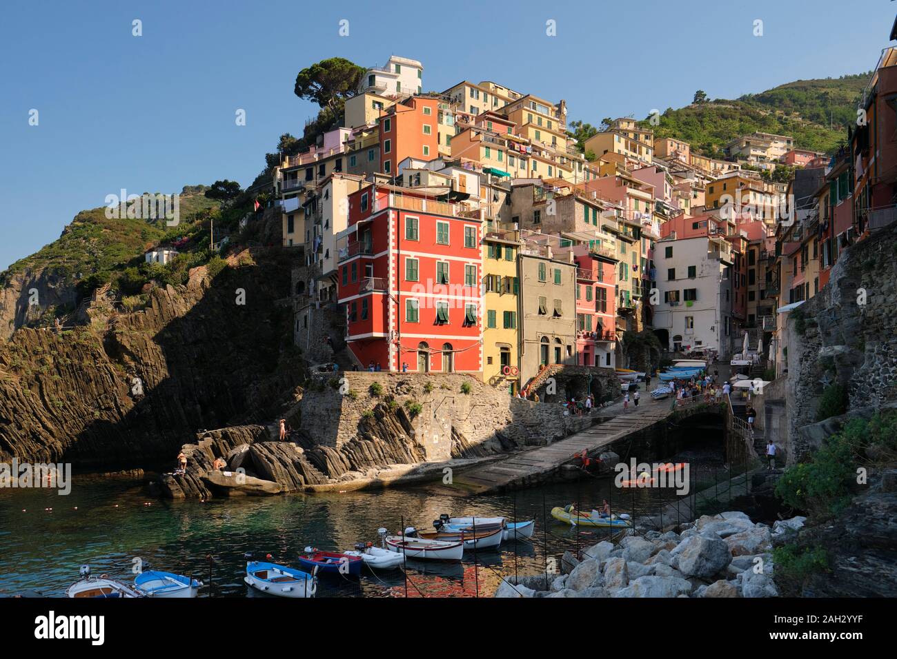 Il colorfully case dipinte e architettura del villaggio di pescatori del porto di Riomaggiore all'alba, e il Parco Nazionale delle Cinque Terre Liguria Italia EU Foto Stock