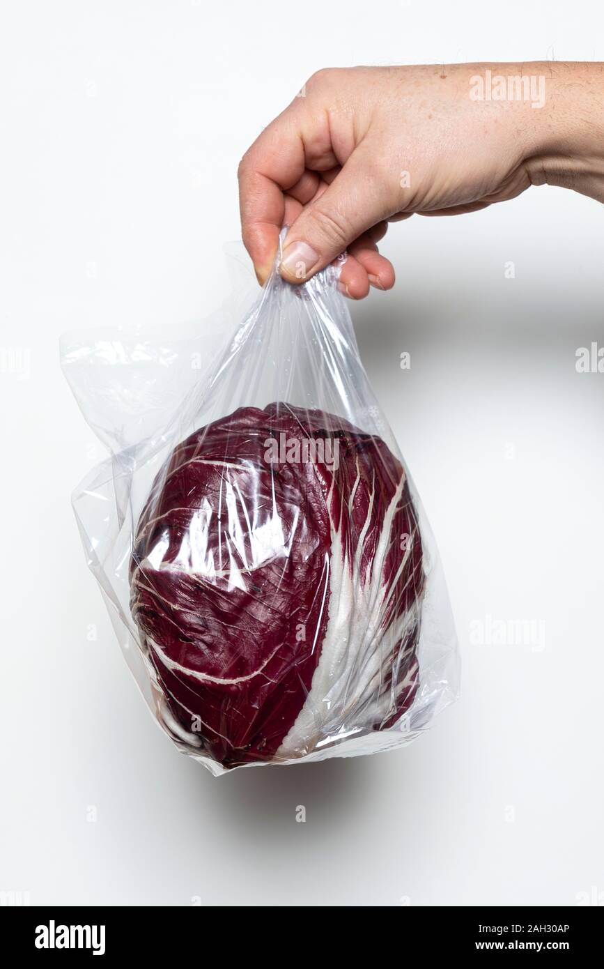 Un radicchio rosso in un sacchetto di plastica Foto Stock