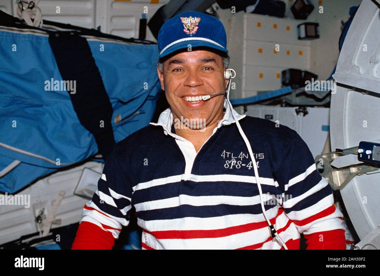 (24 nov-dic 1991) --- STS-44 Commander Frederick D. Gregorio indossa un cappello per onorare la sua alma mater, la United States Air Force (USAF) Accademia, sul middeck di Atlantide, Orbiter veicolo (OV) 104. Foto Stock