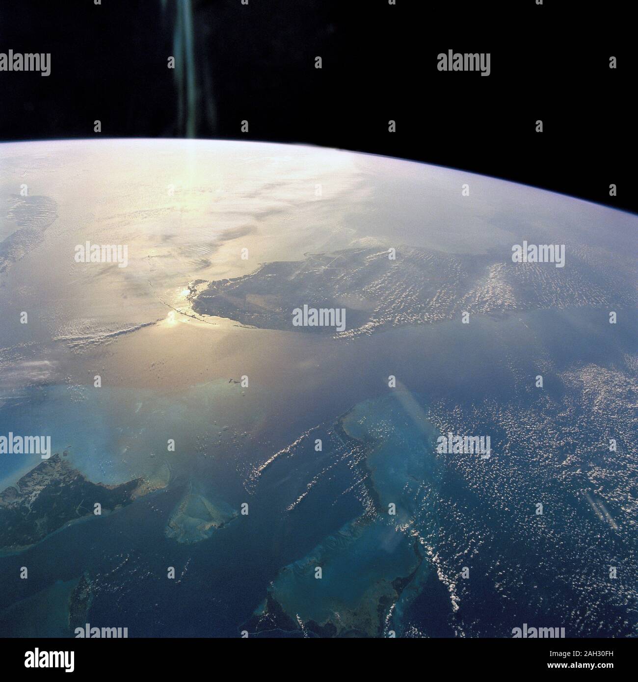 (24 marzo-2 aprile 1992) --- Questa vista è di Bahamas e Florida guardando verso ovest nel sunglint. Il Bahama banche sono in primo piano; da sinistra a destra, Andros isola, le isole di bacche e Grand Bahama Island sono circondati da poco profonda banche di calcare. Bimini è la doppia macchia scura sul bordo dello stretto di Florida, con la penisola della Florida entro il sunglint. Cuba può essere visto nella parte superiore sinistra. Foto Stock