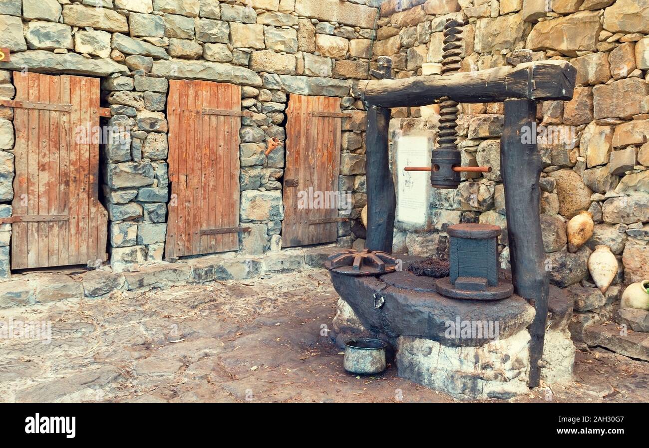 Il vecchio frantoio per la frantumazione di olio di oliva in antichità Foto Stock