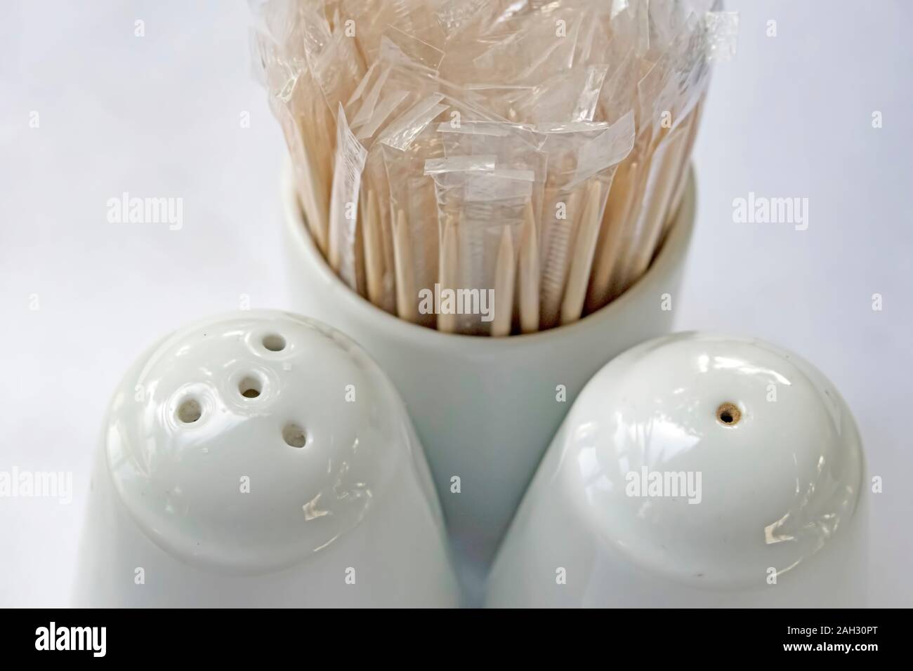 Il sale e il pepe e stuzzicadenti sulla tavola di ristorante Foto stock -  Alamy