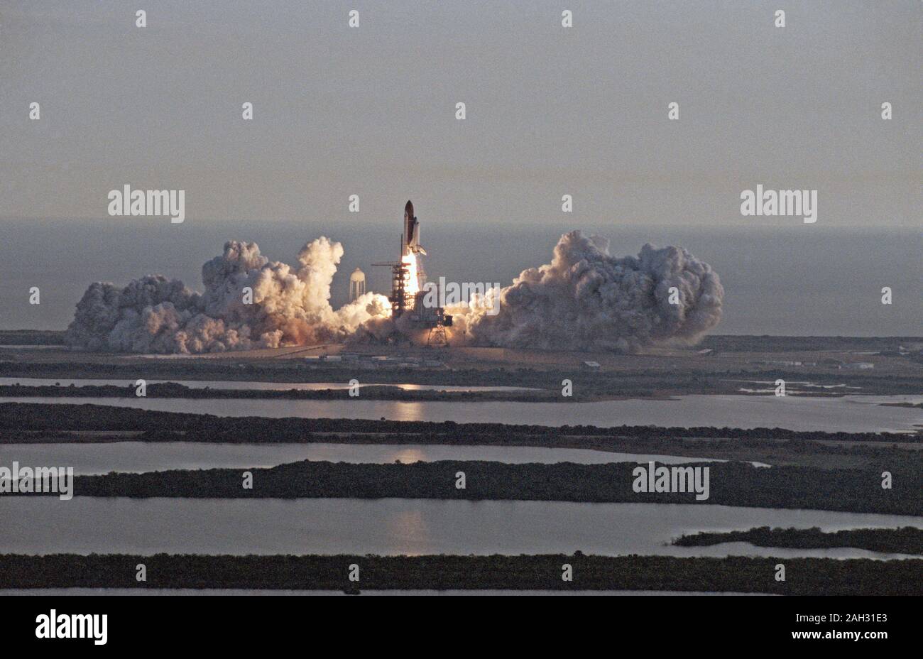 STS-53 Discovery, Orbiter veicolo (OV) 103, solleva dal KSC LC pad 39A Foto Stock