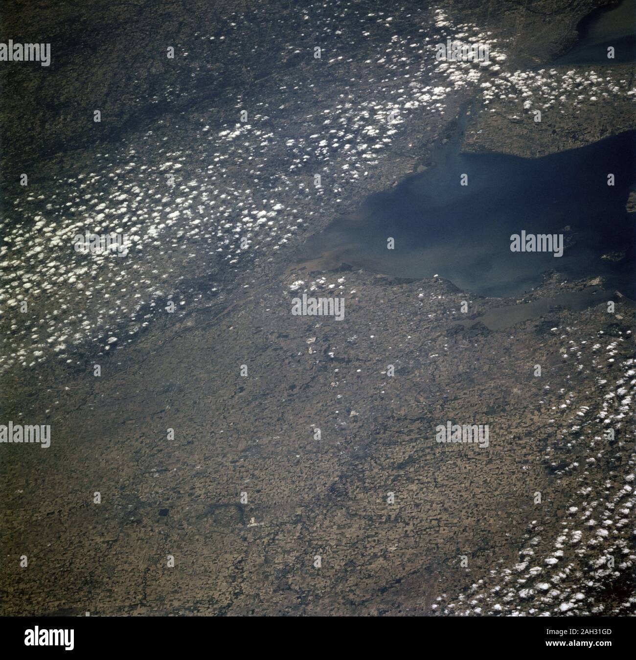 (20 giugno - 7 luglio 1996) --- Se lo Space Shuttle è un programma che è stato in corso dal 1981, alcune foto sono state prese da terra-orbita che mostra la zona di Toledo presentato in questo 70mm telaio dal STS-78/LMS-1 missione. Il fangoso Fiume Maumee fluisce attraverso Toledo nel west end del Lago Erie. Toledo è la sede (1835) della contea di Lucas, northwestern Ohio, ed è uno dei principali grandi laghi porta, essendo il mozzo di un complesso metropolitano che include le colline di Ottawa, Maumee, Oregon, Sylvania, Perrysburg e Rossford. Fort Industria (1803-05) era situata alla foce del fiume Swan (ora centro di Tole Foto Stock