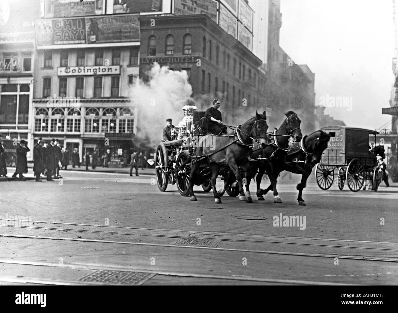 Il team di cavalli tenendo il fuoco agli uomini di un incendio ca. 1910-1915 Foto Stock