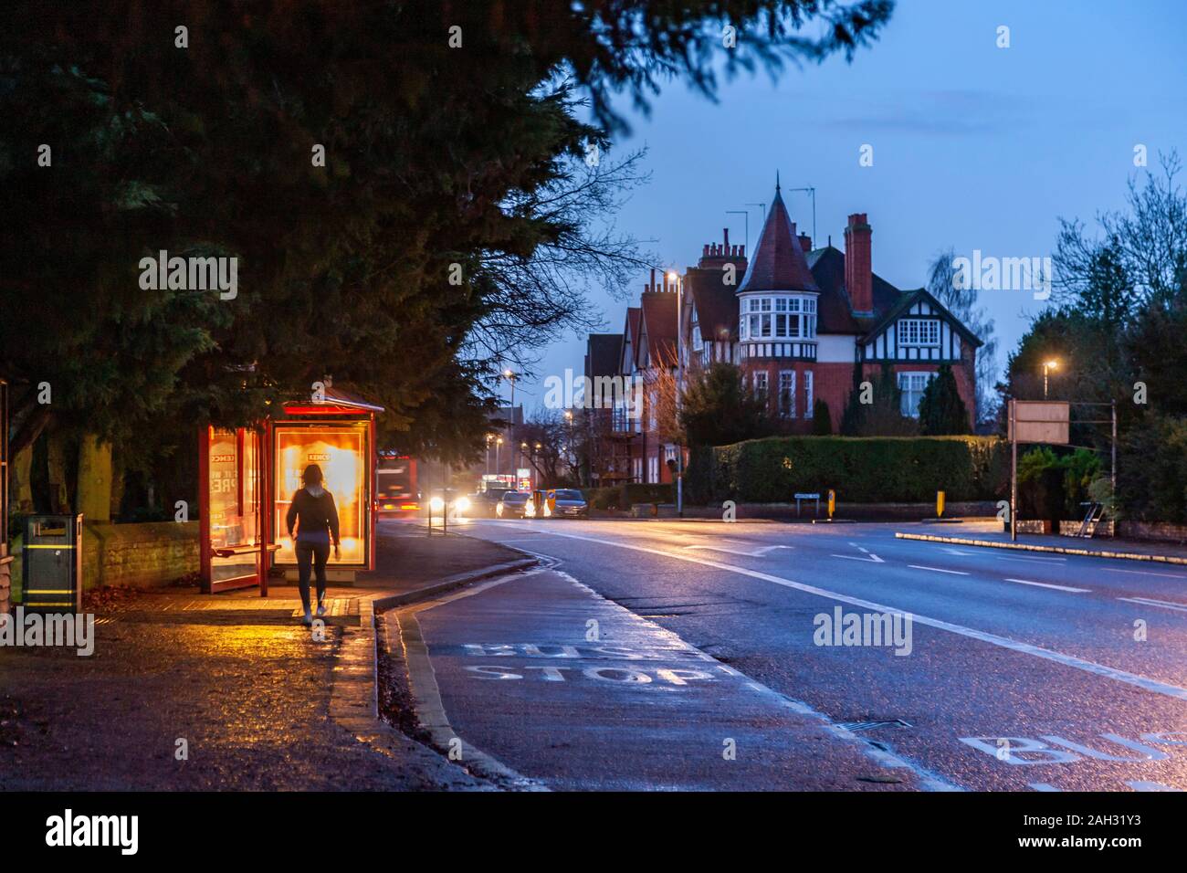 Northampton, U.K, 24 dicembre 2019, meteo, umidità in aria presto su una tranquilla strada Wellingborough voce in città questa mattina, bagnato per l'inizio della vigilia di Natale il giorno. Credito: Keith J Smith./Alamy Live News Foto Stock