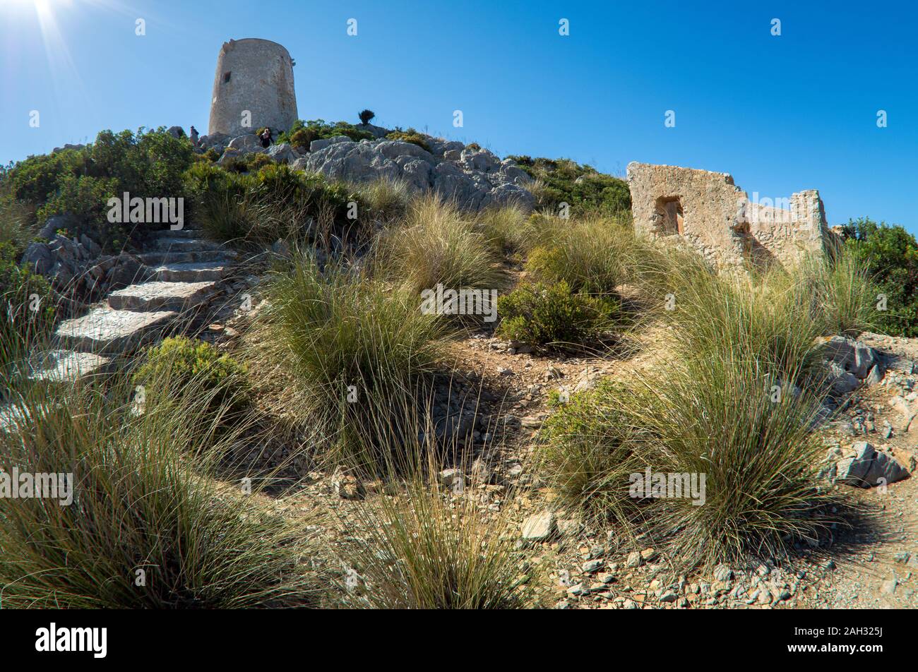 Il vecchio famoso watchtpower Talaia d'Albercutx vicino a Formentor sull'isola mediterranea di Maiorca Foto Stock