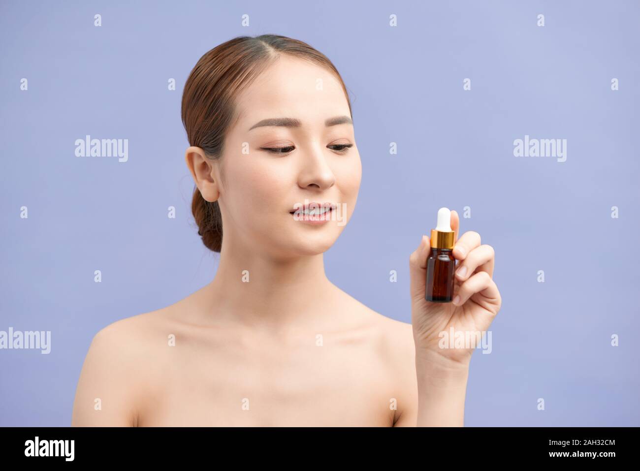 Ritratto di bella sana sorridente donna asiatica è in possesso di contenitore per cosmetici Foto Stock