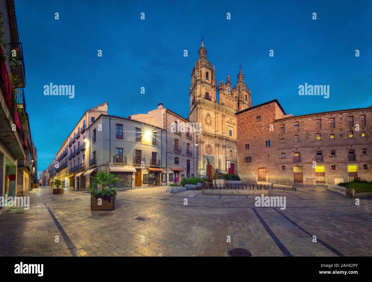 La Clerecia chiesa al crepuscolo in Salamanca, Spagna (HDR-immagine) Foto Stock