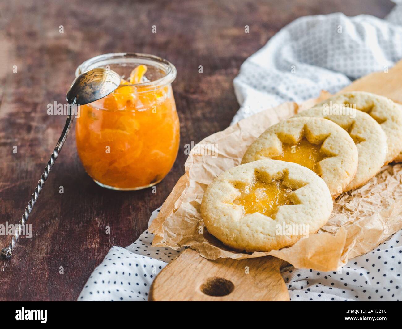 Biscotti Freschi e marmellata di arancio. Close-up, vista laterale Foto Stock
