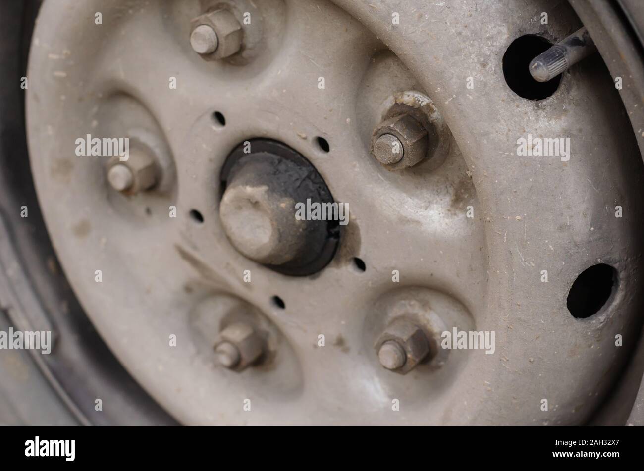 Metallo stampato ruota dopo la guida off-road. Macchina sporca ruota. Metallo stampato ruota dopo la guida off-road. Perdite di grasso da sotto il cappuccio protettivo. Foto Stock