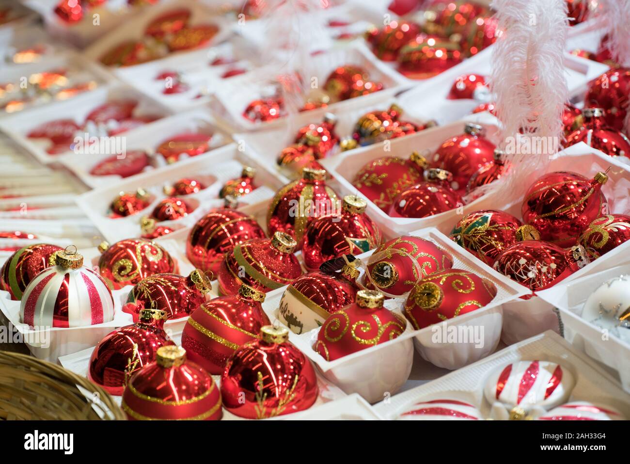 Una vista ravvicinata di splendidi ornamenti natale e vetro rosso baubles Foto Stock